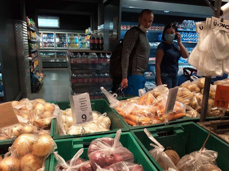 Супермаркети і карантин: куди в Луцьку пускають без маски
