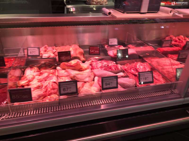Чому сало дорожче за м'ясо: репортаж із Центрального ринку Луцька (фото)