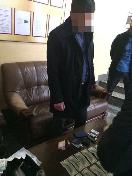 У Луцьку слідчого-хабарника  посадили під  домашній арешт (фото, відео)