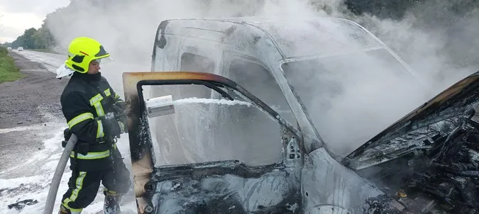 У Луцьку на вулиці Мамсурова горів автомобіль