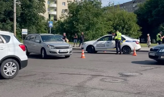 У Луцьку на Рівненській – аварія: вулицею тягнеться чималий затор (відео)