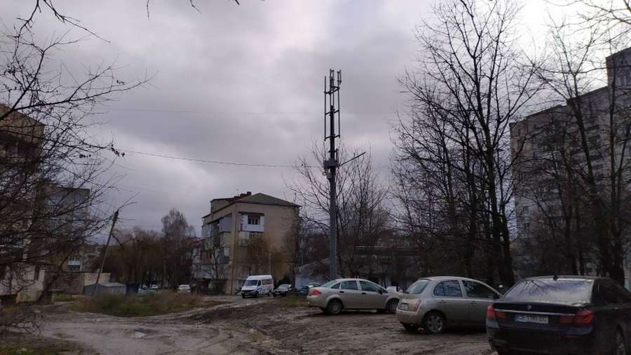 Думали, що «5G-вишка»: у Чернівцях організували термінові збори через будівництво mini-BTS (фото)