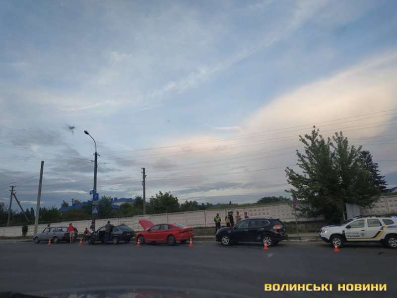 На Дубнівській у Луцьку – ДТП: зіткнулися чотири машини (фото)