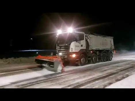 Снігопад: на Волині цілодобово чистять і посипають дороги (фото, відео)