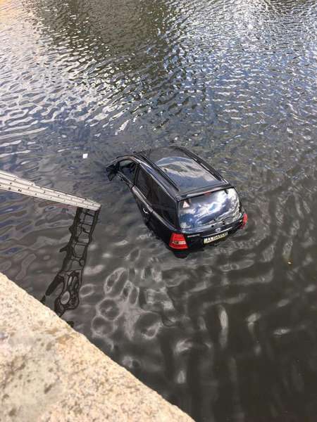 У Харкові автомобіль злетів у річку (фото)