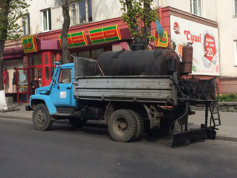 У Луцьку навпроти «Директорії» ремонтують дорогу (фото) 