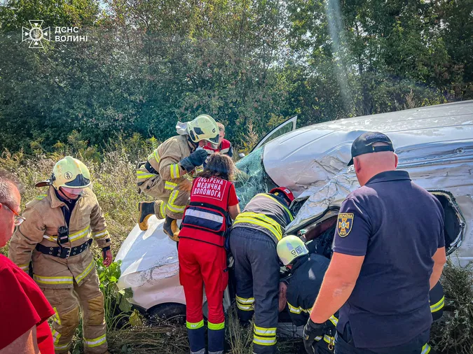 У селі під Луцьком перекинулось авто, водія затисло (фото)