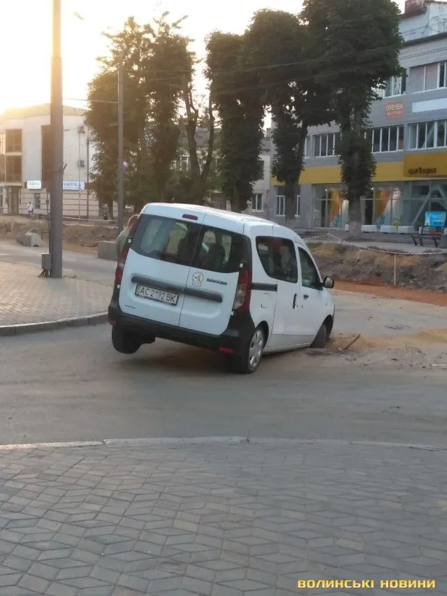Авто потрапило у пастку на проспекті Волі у Луцьку (фото)