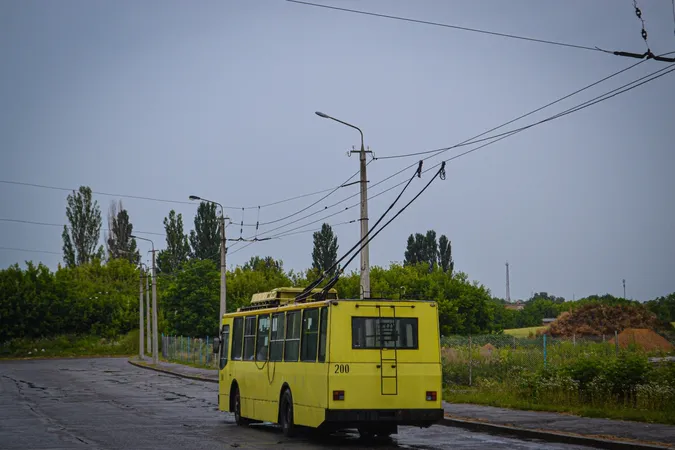 Після простою на вулиці Луцька повернувся яскравий тролейбус