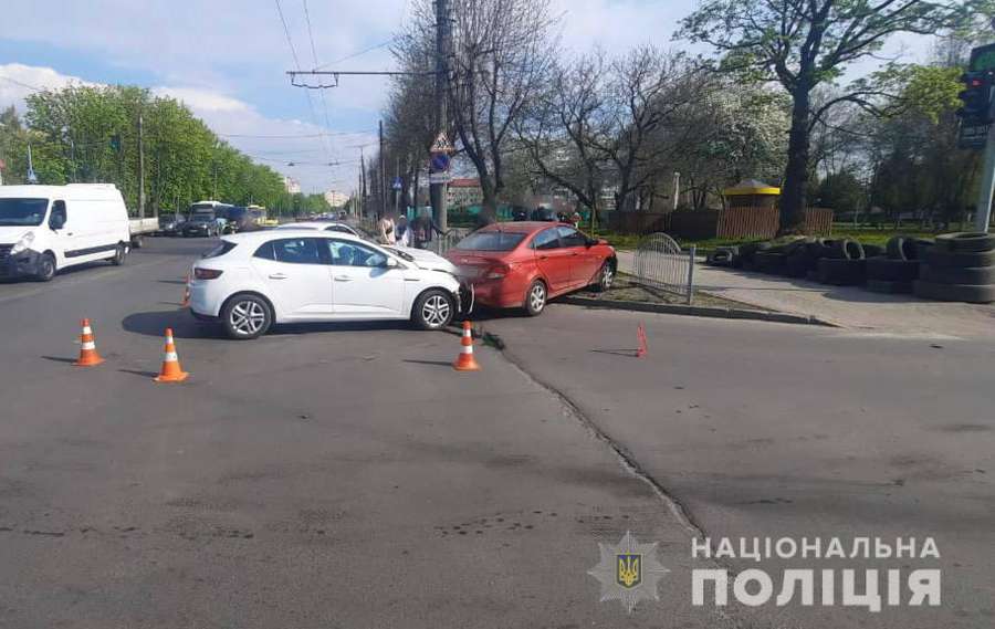 У Луцьку водійка Renault при повороті врізалася у Hyundai (фото, відео)