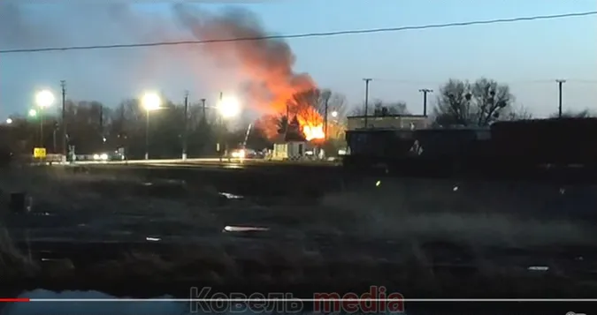«Стріляє» шифер: у Ковелі загорівся будинок поблизу залізничного переїзду (відео)