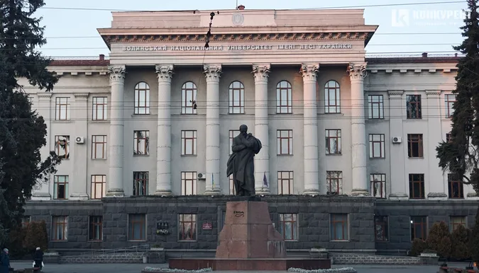 Біля ВНУ у Луцьку хочуть облаштувати платні парковки