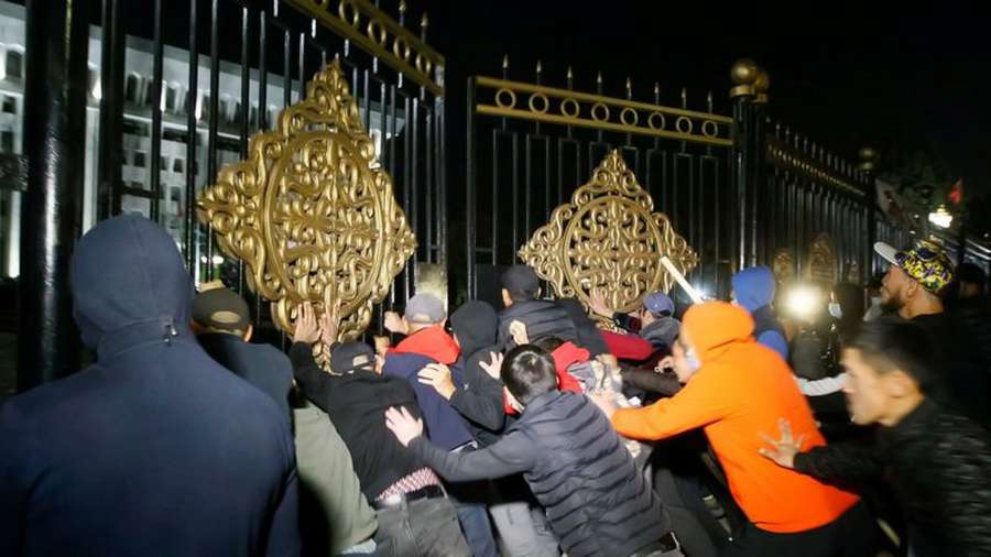У Бішкеку мітингарі захопили парламент і звільнили з СІЗО експрезидента (фото)