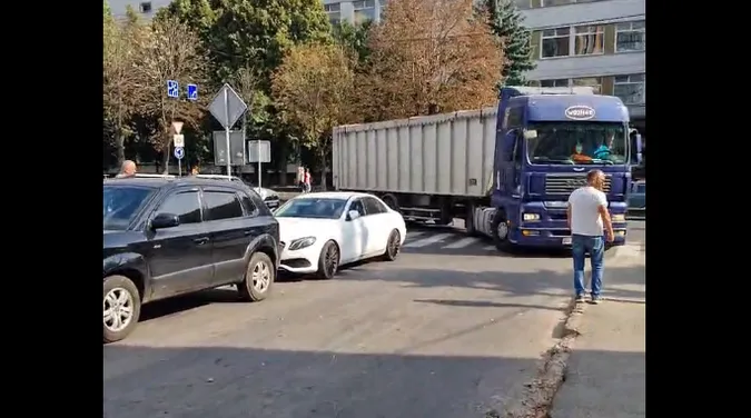 У центрі Луцька вантажівка застрягла через «мерседес» – утворився затор (відео)