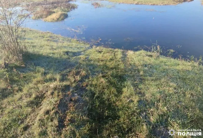 На Рівненщині п'яний водій втопив своє авто разом з родичем (фото)