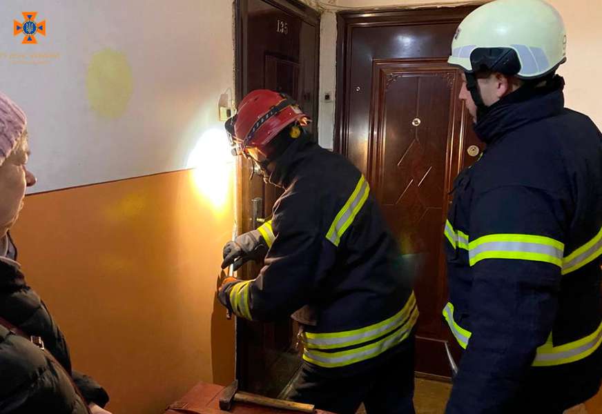У Луцьку рятувальникам довелося ламати двері, аби допомогти 87-річній жінці (фото)
