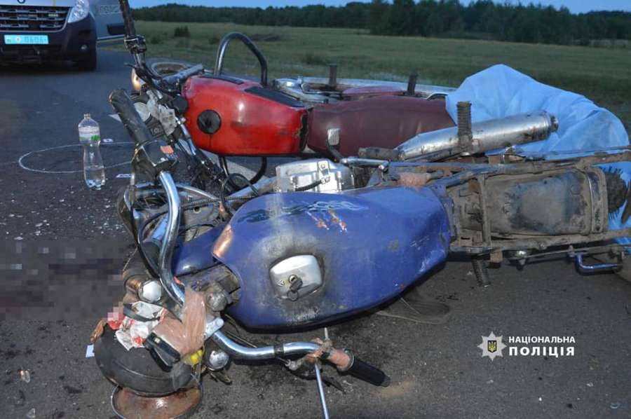 На Волині зіткнулися два мотоцикли: одна людина загинула, двоє – у лікарні (фото)