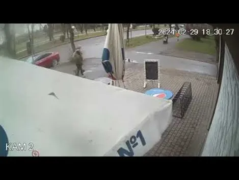 У Ковелі перехожий пошкодив припарковану «теслу» – його розшукують (відео)