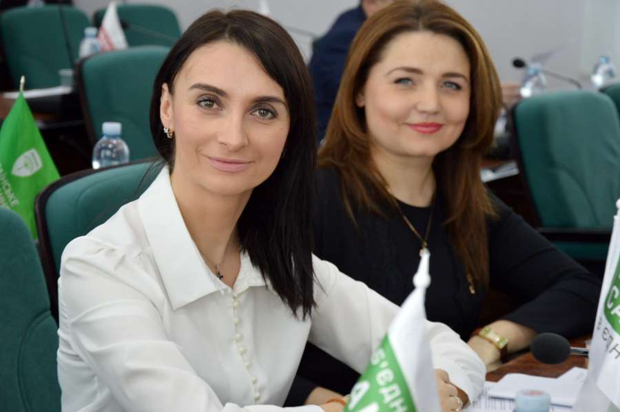 Ліворуч - Юлія Вусенко, праворуч - Алла Надточій. Вони не стояли осторонь розгляду скандального питання щодо земельних ділянок для забудовника
