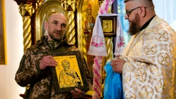 У Гаразджі захисник подарував священнику ікону, яку писав на передовій (фото)