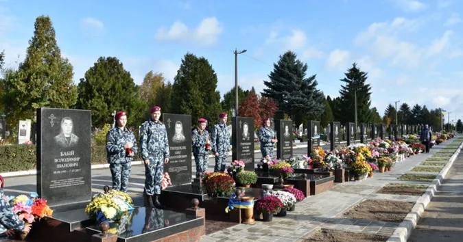 У Луцьку – скандал: Алею Героїв перетворюють на смітник