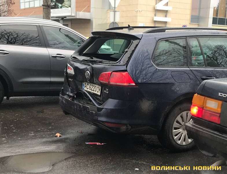 У Луцьку на Рівненській Mercedes протаранив Volkswagen (фото)