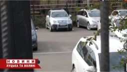 Автівка за кілометр від дому: депутат Луцькради перевірив «зручності» від скандального забудовника (відео)
