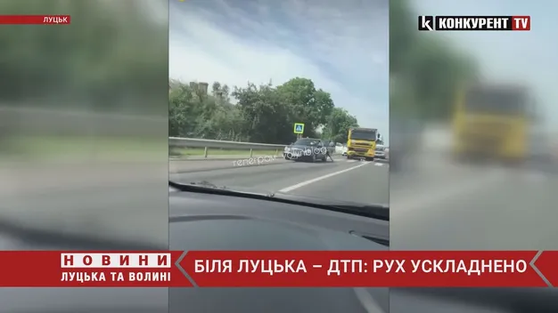 Рух ускладнений: поблизу Луцька зіткнулися легковик та вантажівка (відео)