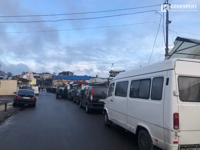 Підприємці забарикадували автомобілями Старий ринок у Луцьку (фото, відео)
