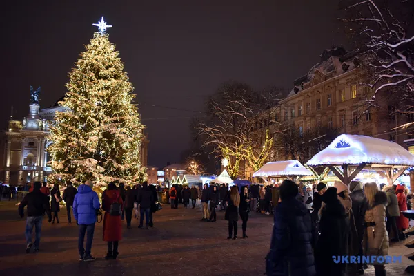 Як виглядають новорічні ялинки в різних містах України