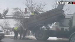 У Луцьку помітили працівників, які клали асфальт у сніг (відео)