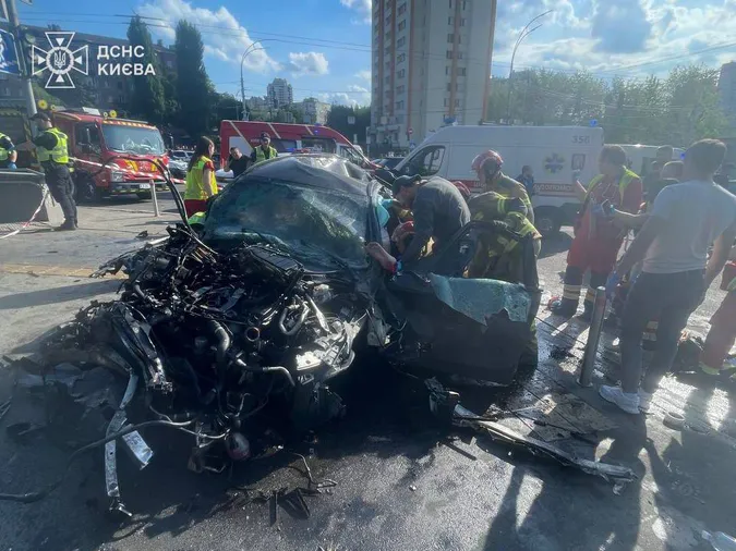 Жахлива ДТП у Києві: авто на швидкості влетіло у підземний перехід (відео) (оновлено)