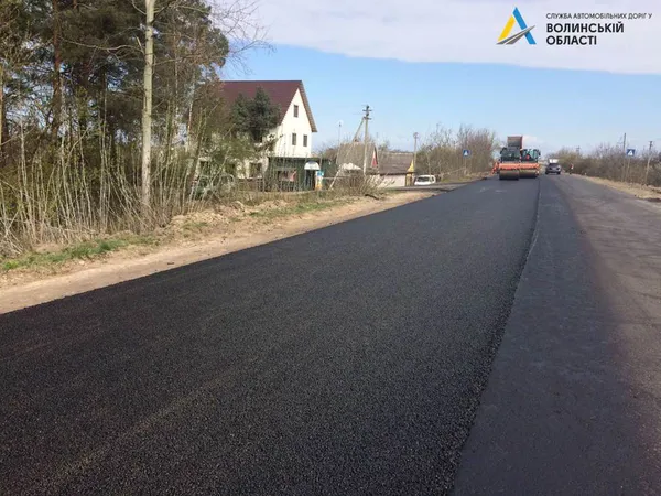 Рух транспорту обмежений: в Іваничівському районі ремонтують дорогу (фото)