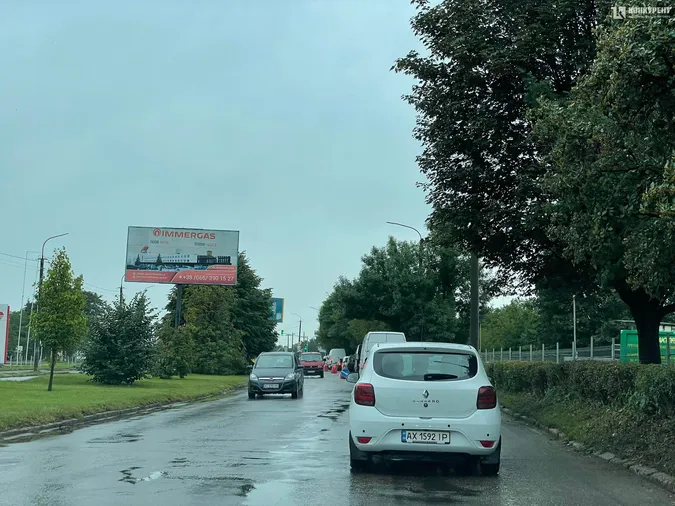 У Луцьку через «кратер» на дорозі перекрили половину Карпенка-Карого (фото)