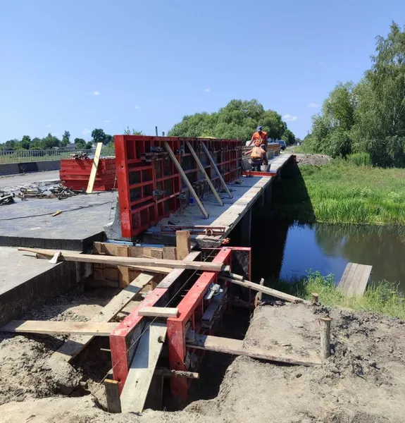 На автодорозі в Луцькому районі ремонтують одразу два мости (фото)