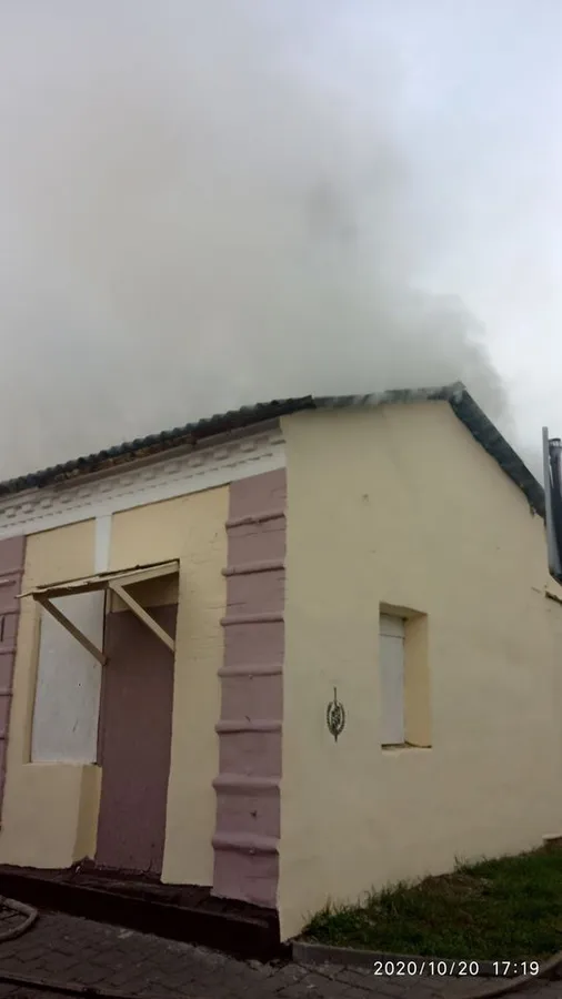 У Луцьку в Старому місті горить закинута будівля (фото)