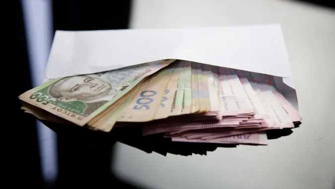 Де в Україні найменші зарплати
