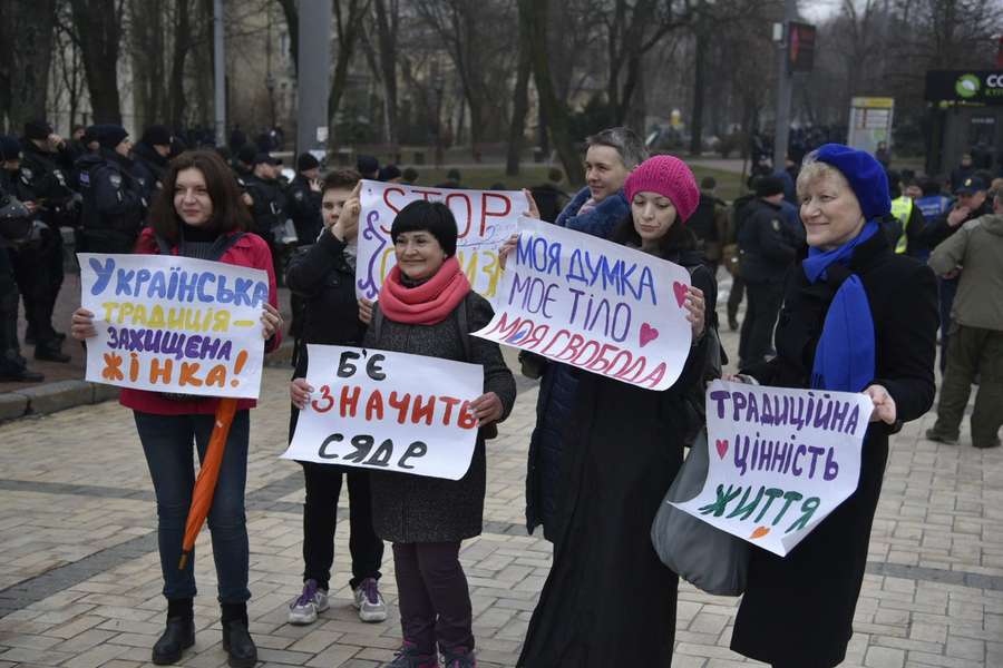 У Києві одночасно пройшли «Марш жінок» та «Марш проти абортів» (фото)