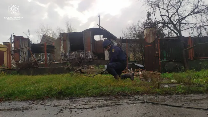 Волинські сапери розміновують «село-привид» на Донеччині (фото)