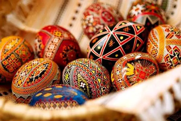 Відомі лучани вітають з Великоднем