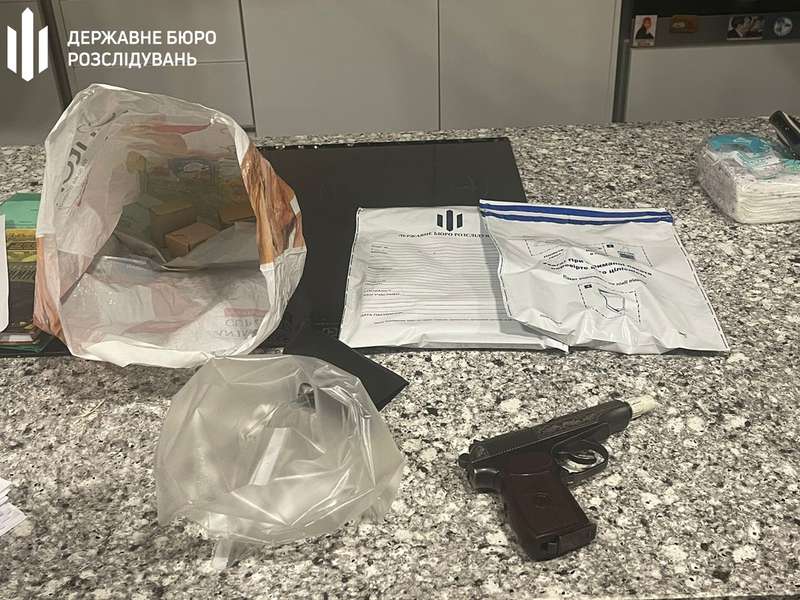 Гроші, зброя, гранати: ДБР влаштувало обшуки в депутатів від ОБЗЖ (фото)