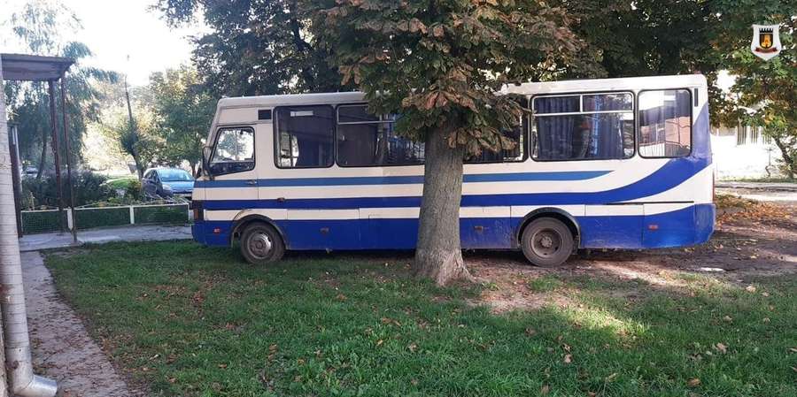 «Майстер-клас зі знищення газонів»: у Луцьку оштрафували власника автобуса (фото)