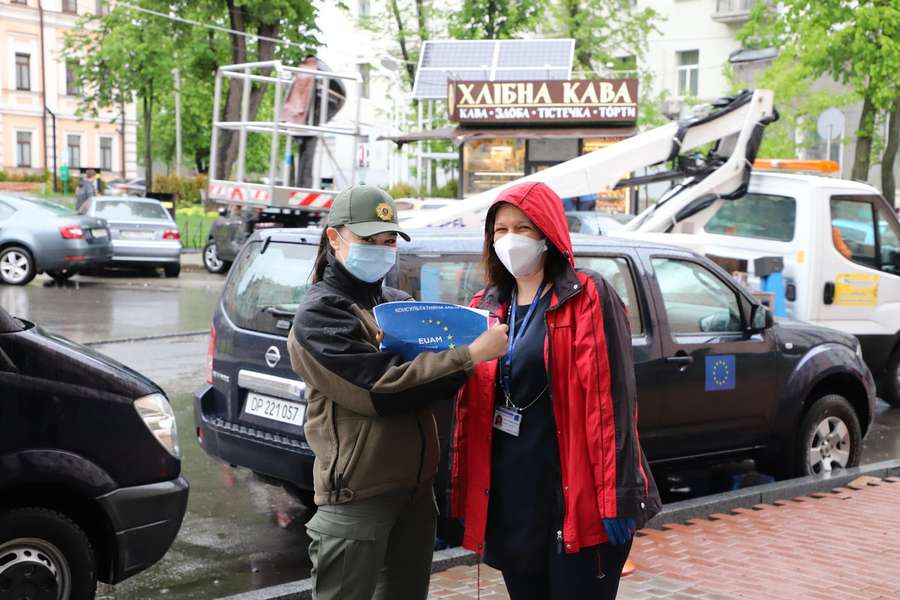 Українські прикордонники отримали від ЄС рукавички та дезінфектори (фото)