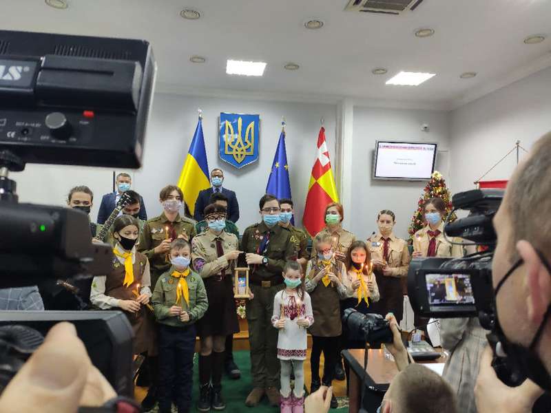 Депутатам Луцькради передали Вифлеємський вогонь миру (фото)