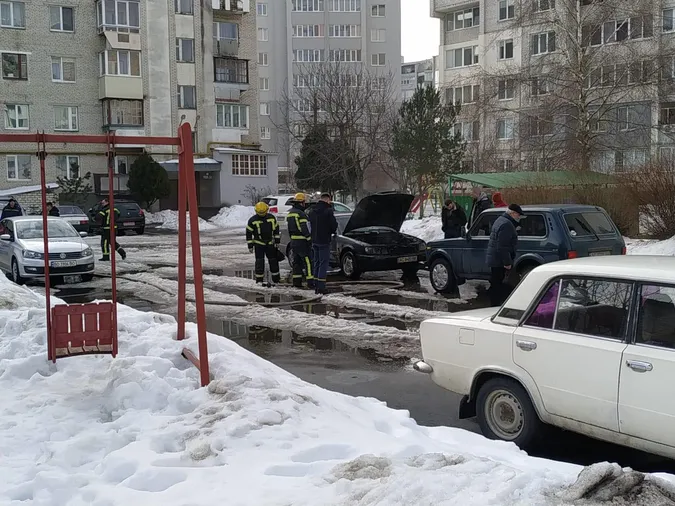 Просто посеред двора: у Луцьку згорів автомобіль (фото). ОНОВЛЕНО