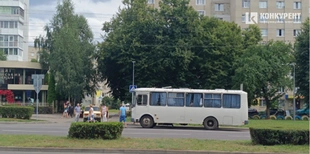 Не поділили дорогу: у Луцьку «москвич» підрізав сільську маршрутку (фото)