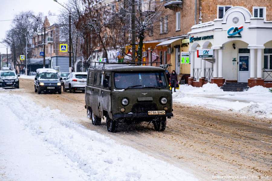 Справжня зима: Нововолинськ засипало снігом (фото)