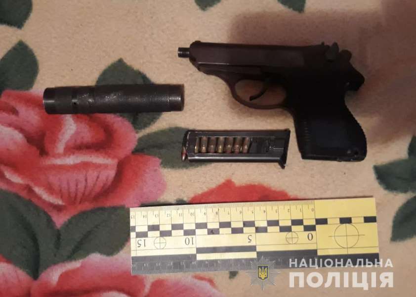 У селі під Луцьком в 65-річного чоловіка знайшли пістолет і набої (фото)