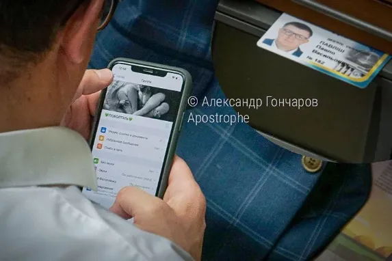 «Тут можна добре прибарахлитися, онукам вистачить»: нова переписка «слуг народу»