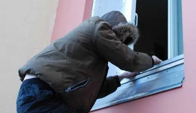 Забрав 700 гривень та їжу: на Волині грабіжник вдерся до хати пенсіонерки